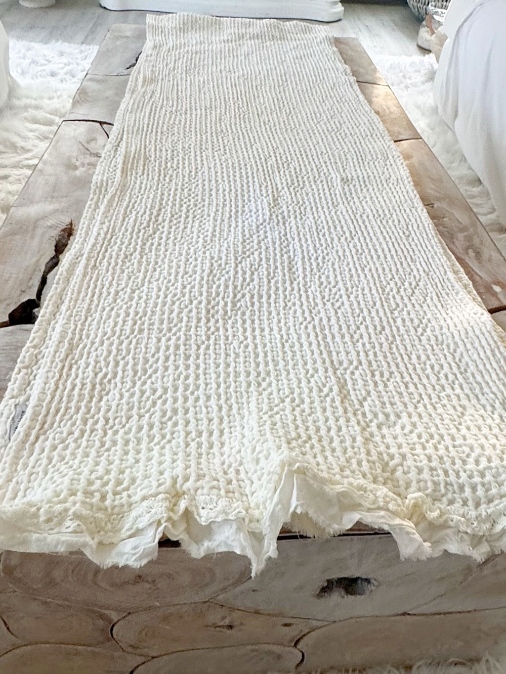 NWOT🤎BEAUTIFUL FINE LINEN WAFFLE TEXTURED TABLE RUNNER 🤎🤍
